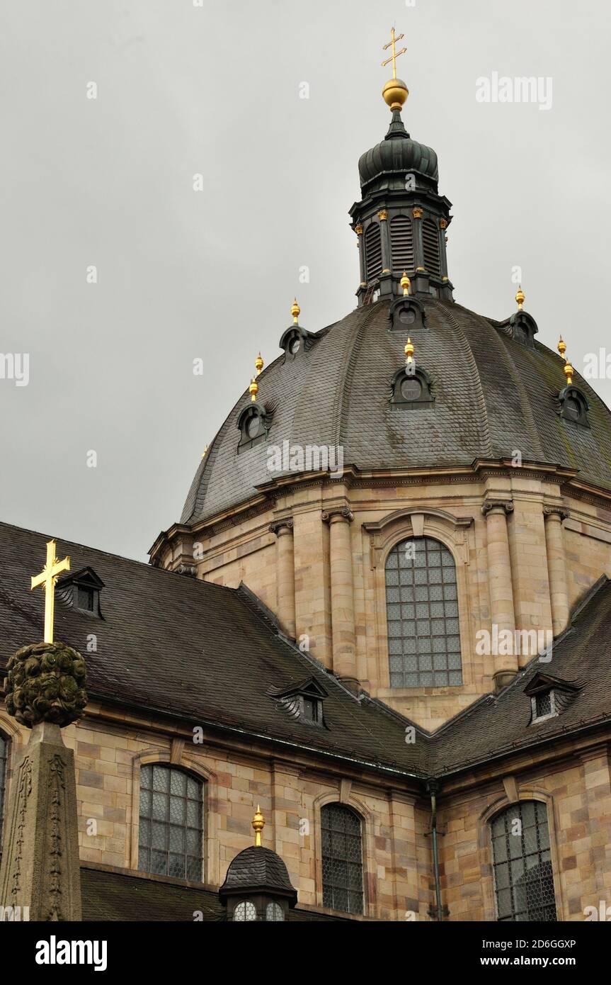 Der barocke Dom zu Fulda ist ein beeindruckendes Zeugnis religiöser Baukunst im Fuldaer Barockviertel. - la cathédrale baroque de Fulda est une impressi Banque D'Images