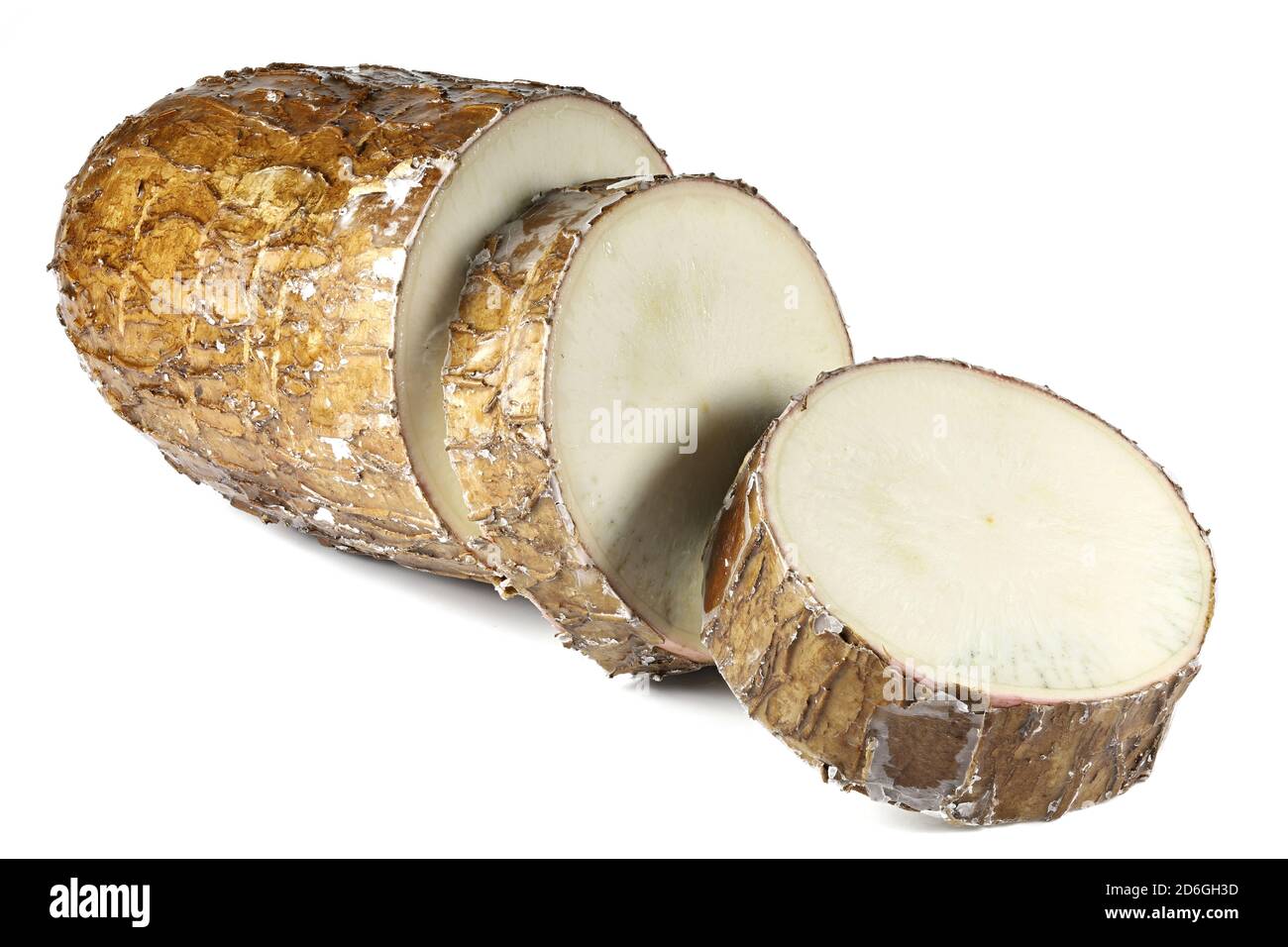 tubercule de manioc isolé sur fond blanc Banque D'Images
