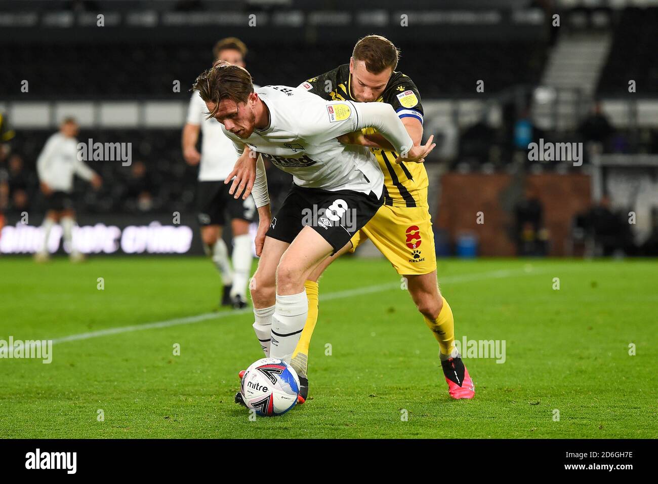 DERBY, ANGLETERRE. 16 OCTOBRE Max Bird of Derby County retient Tom Cleverley de Watford lors du match de championnat Sky Bet entre Derby County et Watford au Pride Park, Derby le vendredi 16 octobre 2020. (Credit: Jon Hobley | MI News) Credit: MI News & Sport /Alay Live News Banque D'Images