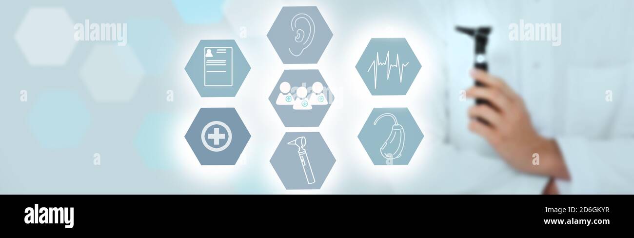 icônes médicales avec otoscope, oreille, audiogramme, prothèse auditive et une équipe d'audiologistes. En arrière-plan médecin ORL avec un otoscope dans la main Banque D'Images