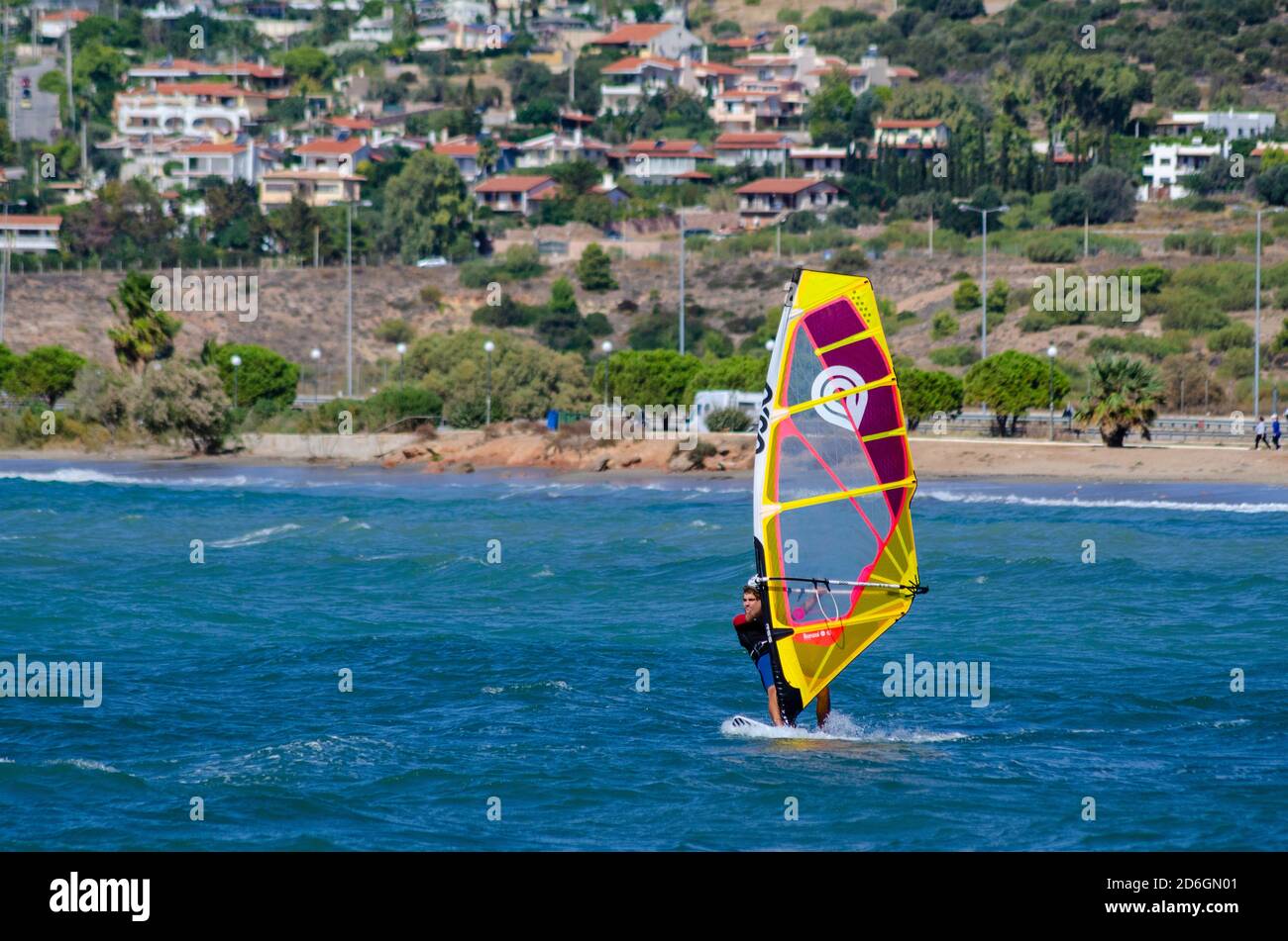 Planche à voile à Palaia Fokaia sur la Côte d'Azur athénienne Grèce Banque D'Images