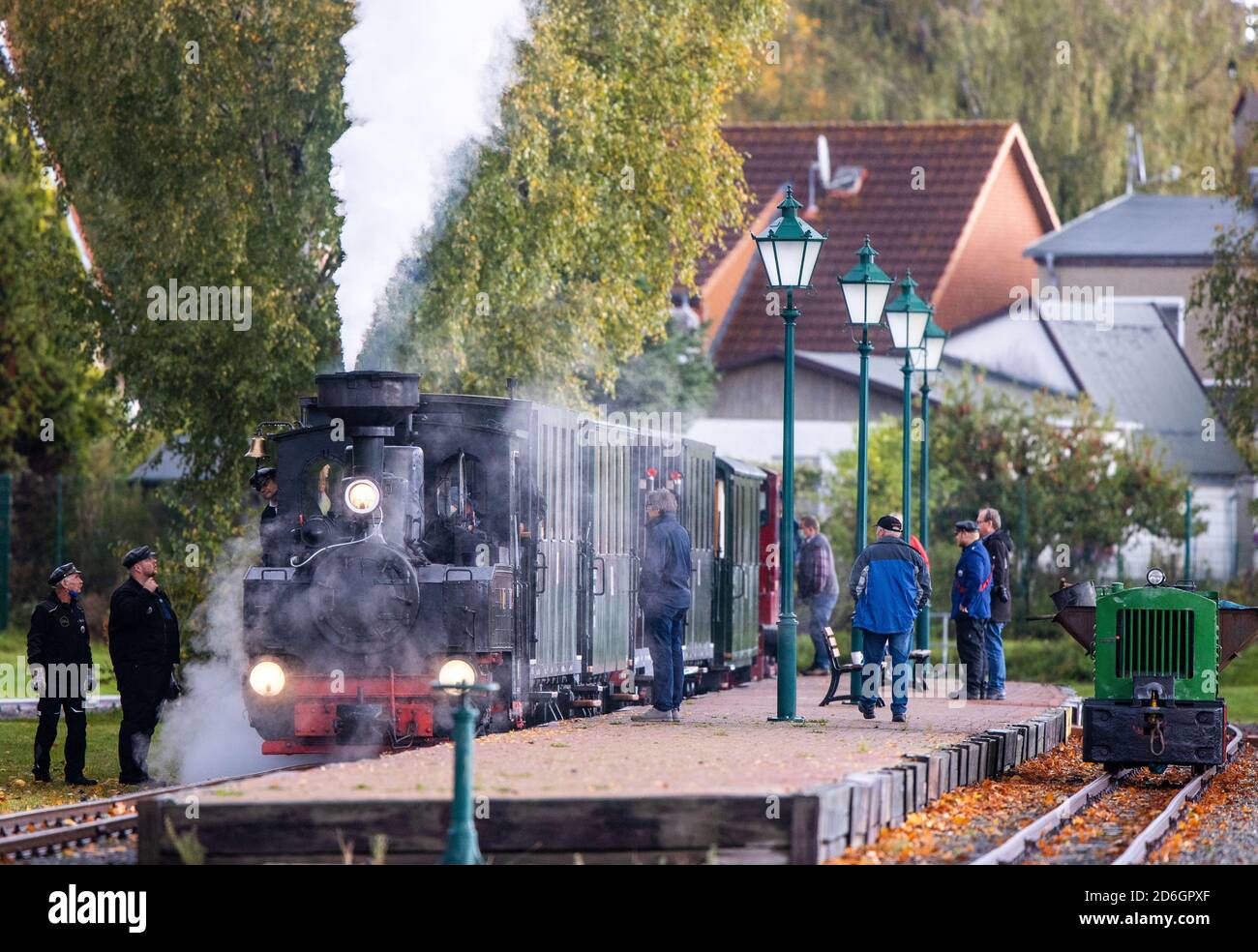 Klutz, plaque de lac mecklembourgeoise, Allemagne. 17 octobre 2020. Une locomotive de brigade de 102 ans est debout avec un train de passagers dans la gare et attend le départ sur la ligne de chemin de fer léger 'Kaffeebrenner'. À la fin de la saison, sur le train touristique avec une jauge de 600 millimètres, une locomotive à vapeur historique se déplace le long de la ligne. Le train se rendra à 20 kilomètres à l'heure sur la route de seulement six kilomètres entre Klütz et Reppenhagen. La ligne de chemin de fer dans le nord-ouest du Mecklembourg a été ouverte le 06.06. Credit: dpa Picture Alliance/Alay Live News Banque D'Images