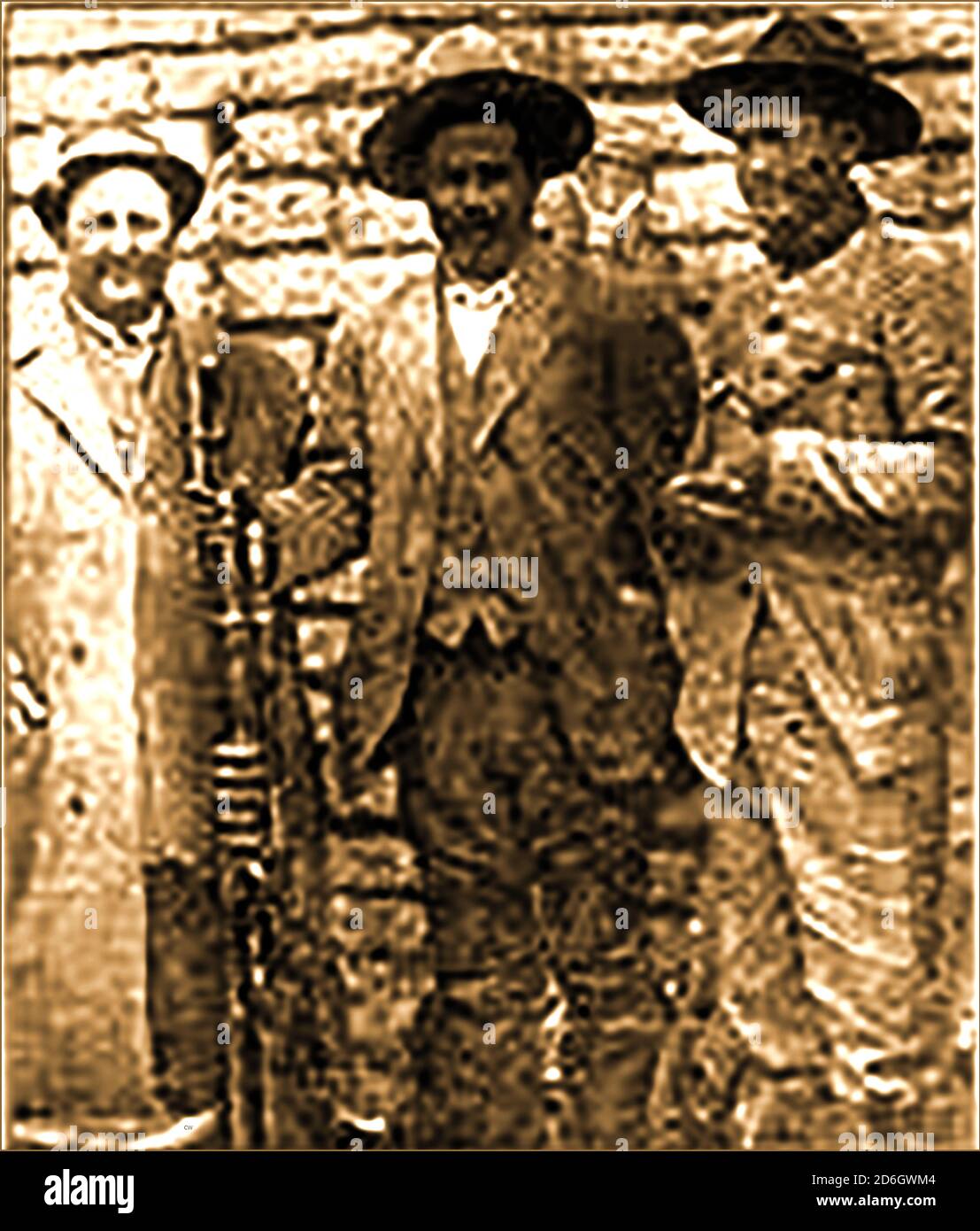 1917 UNE photo de presse de 'Pancho Villa' (au centre) et José Rodríguez à droite), tous deux soupçonnés d'être derrière des meurtres à Santa Isabel . Francisco 'Pancho' Villa est né José Doroteo Arango Arámbula, (1878 – 1923) et a été gouverneur de Chihuahua. Il était un général révolutionnaire mexicain et l'une des figures les plus importantes de la Révolution mexicaine. En janvier 1916, sa milice de guérilla a attaqué un train sur la voie ferrée près de Santa Isabel, Chihuahua, tuant un certain nombre de personnes, y compris des employés américains de l'American Smelleding and Refining Company. Il a été assassiné en juillet 1923 à Parral. Banque D'Images