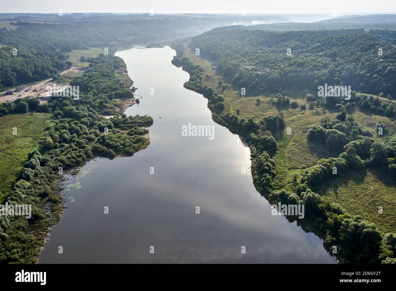 Vue aérienne sur la rivière Oka en été. Oblast de Kaluga, Russie. Banque D'Images