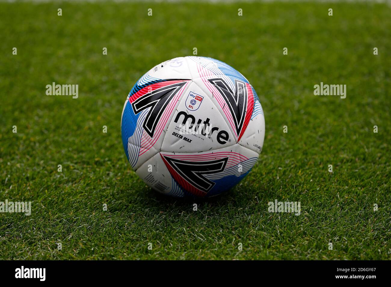 Brentford Community Stadium, Londres, Royaume-Uni. 17 octobre 2020. Championnat d'Angleterre de football, Brentford FC versus Coventry City; officiel de football Mitre Delta Max sur le terrain crédit: Action plus Sports/Alamy Live News Banque D'Images