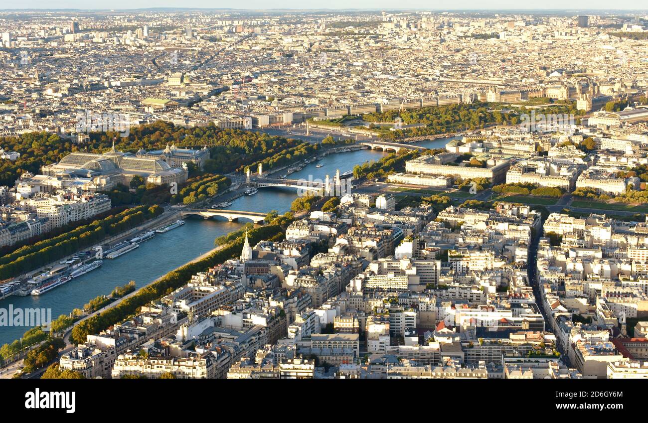 Paysage urbain parisien au coucher du soleil depuis la Tour Eiffel. La Seine avec le Pont Alexandre III, le Grand Palais, la place de la Concorde et le jardin des Tuileries. Paris France. Banque D'Images