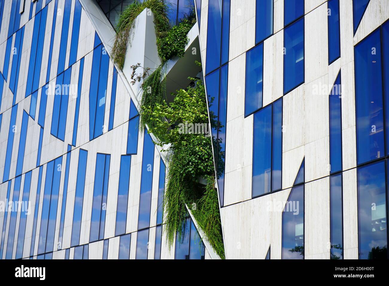 Bâtiment moderne de „-Bogen, conçu par l'architecte étoilé de New York Daniel Libeskind, avec des coupes  “ dans la façade pour les plantes vertes et les herbes locales. Banque D'Images