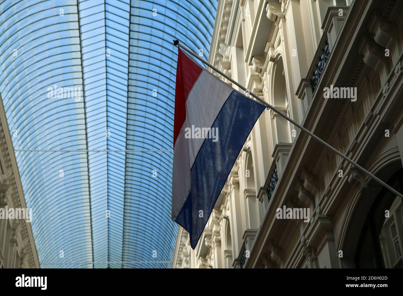 Le détail du drapeau néerlandais à l'intérieur du passage commercial dans la ville de la Haye aux pays-Bas. Banque D'Images