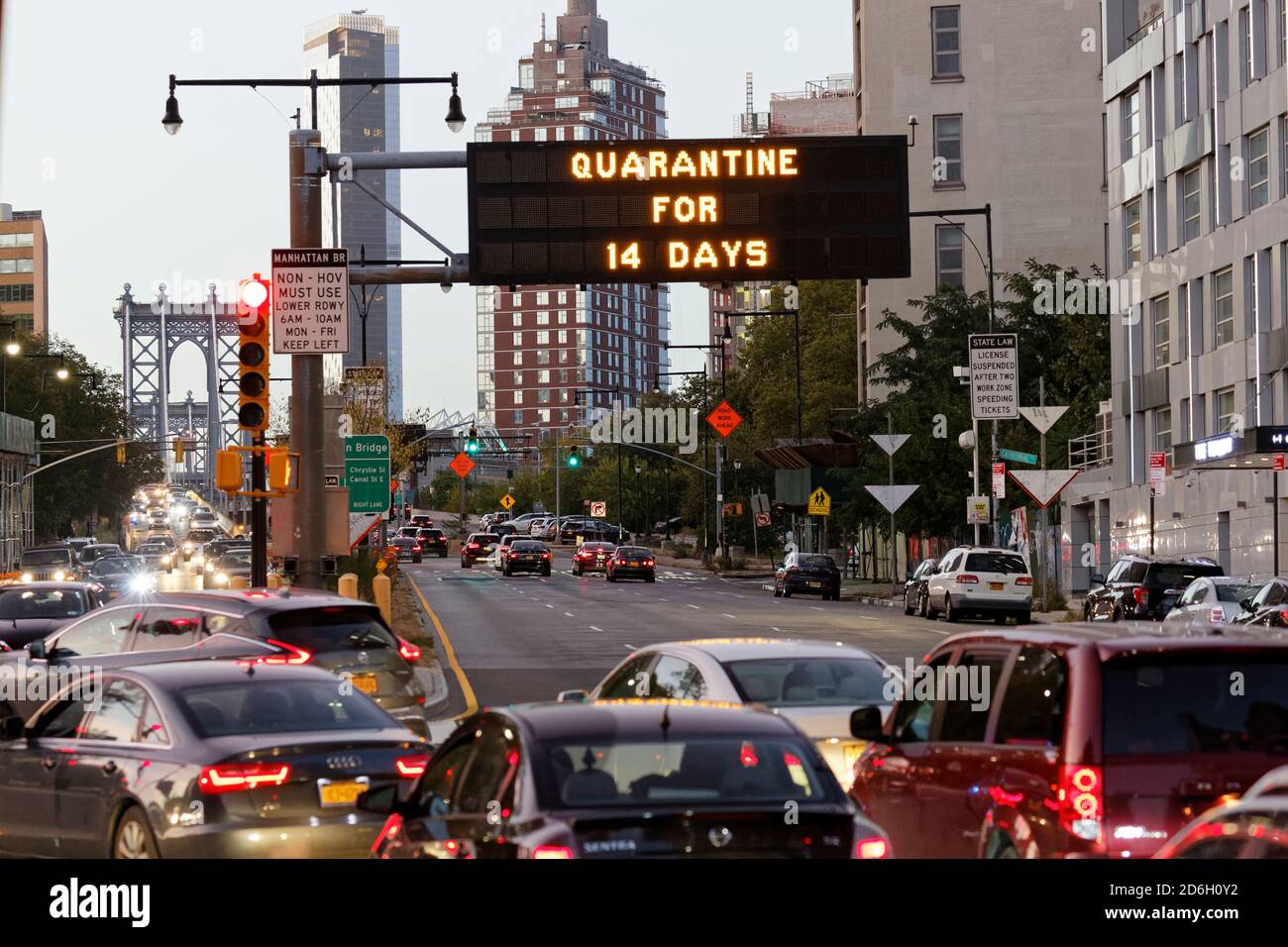 Panneaux de signalisation NYC utilisés pour des conseils et des restrictions Banque D'Images