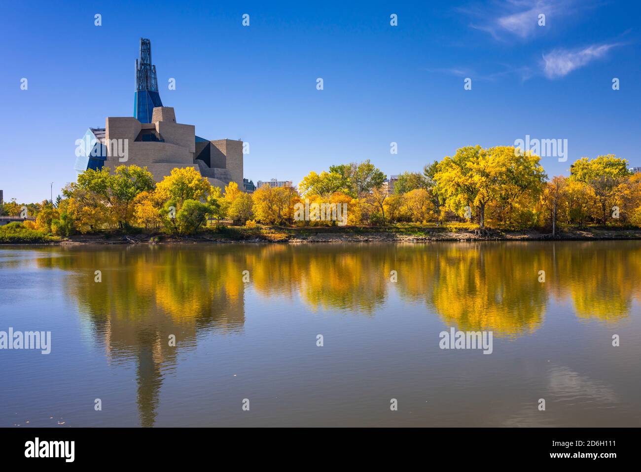 Musée canadien des droits de la personne avec la couleur de la rivière Rouge et du feuillage d'automne à Winnipeg, Manitoba, Canada. Banque D'Images