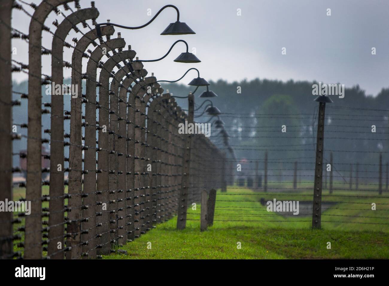 Une section de la clôture électrique barbelée qui a entouré le musée d'État d'Auschwitz-Birkenau près d'Oswiecim en Pologne. Banque D'Images