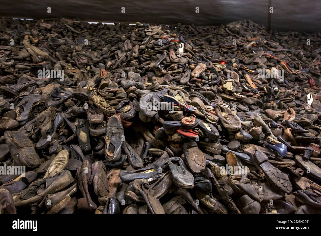 Une montagne de milliers de chaussures prises de prisonniers exécutés au musée d'État d'Auschwitz-Birkenau en Pologne. Banque D'Images