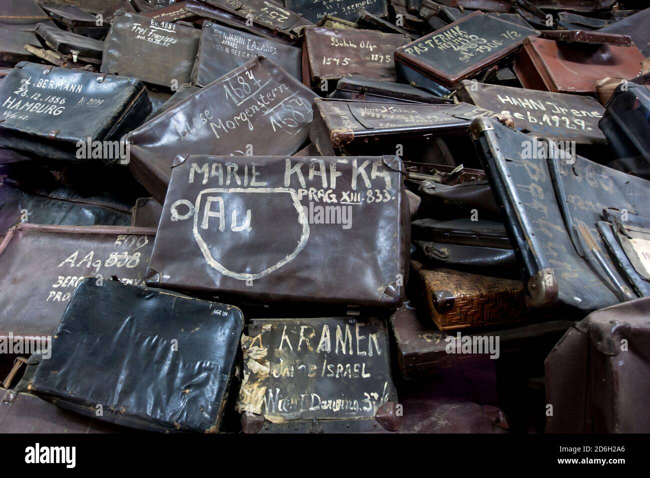 Une pile de valises provenant des arrivées qui ont été entreposées au musée d'État d'Auschwitz-Birkenau en Pologne. Banque D'Images