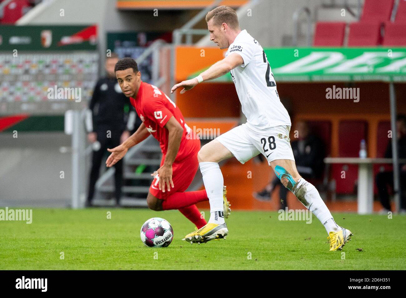 Augsbourg, Allemagne. 17 octobre 2020. Football: Bundesliga, FC Augsburg - RB Leipzig, 4ème jour de match dans la WWK-Arena. Tyler Adams de Leipzig (l) et Andre Hahn d'Augsbourg dans un duel pour le ballon. Crédit : Matthias balk/dpa - REMARQUE IMPORTANTE : Conformément aux règlements de la DFL Deutsche Fußball Liga et de la DFB Deutscher Fußball-Bund, il est interdit d'exploiter ou d'exploiter dans le stade et/ou à partir du jeu pris des photos sous forme d'images de séquences et/ou de séries de photos de type vidéo./dpa/Alay Live News Banque D'Images