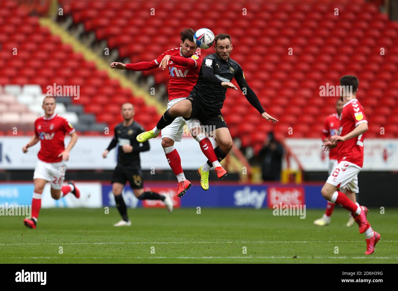 Jake Forster-Caskey de Charlton Athletic (à gauche) et Dan Gardner de Wigan Athletic se disputent une tête lors du match de la Sky Bet League One à la Valley, Londres. Banque D'Images