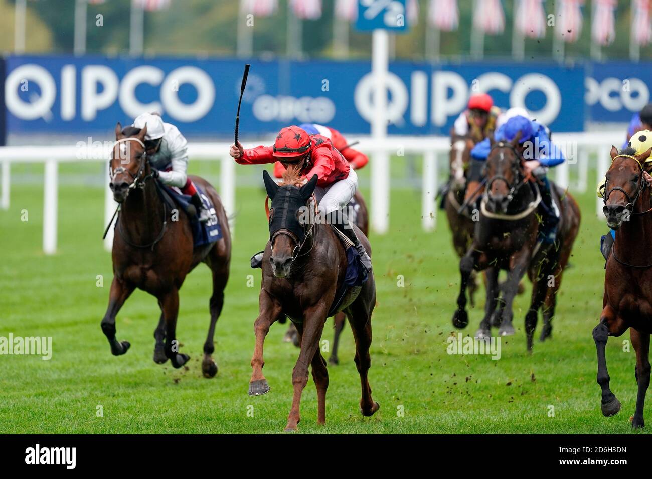 Le revenant de Pierre-Charles Boudot (rouge) remporte les enjeux de la reine Elizabeth II à l'hippodrome d'Ascot. Banque D'Images