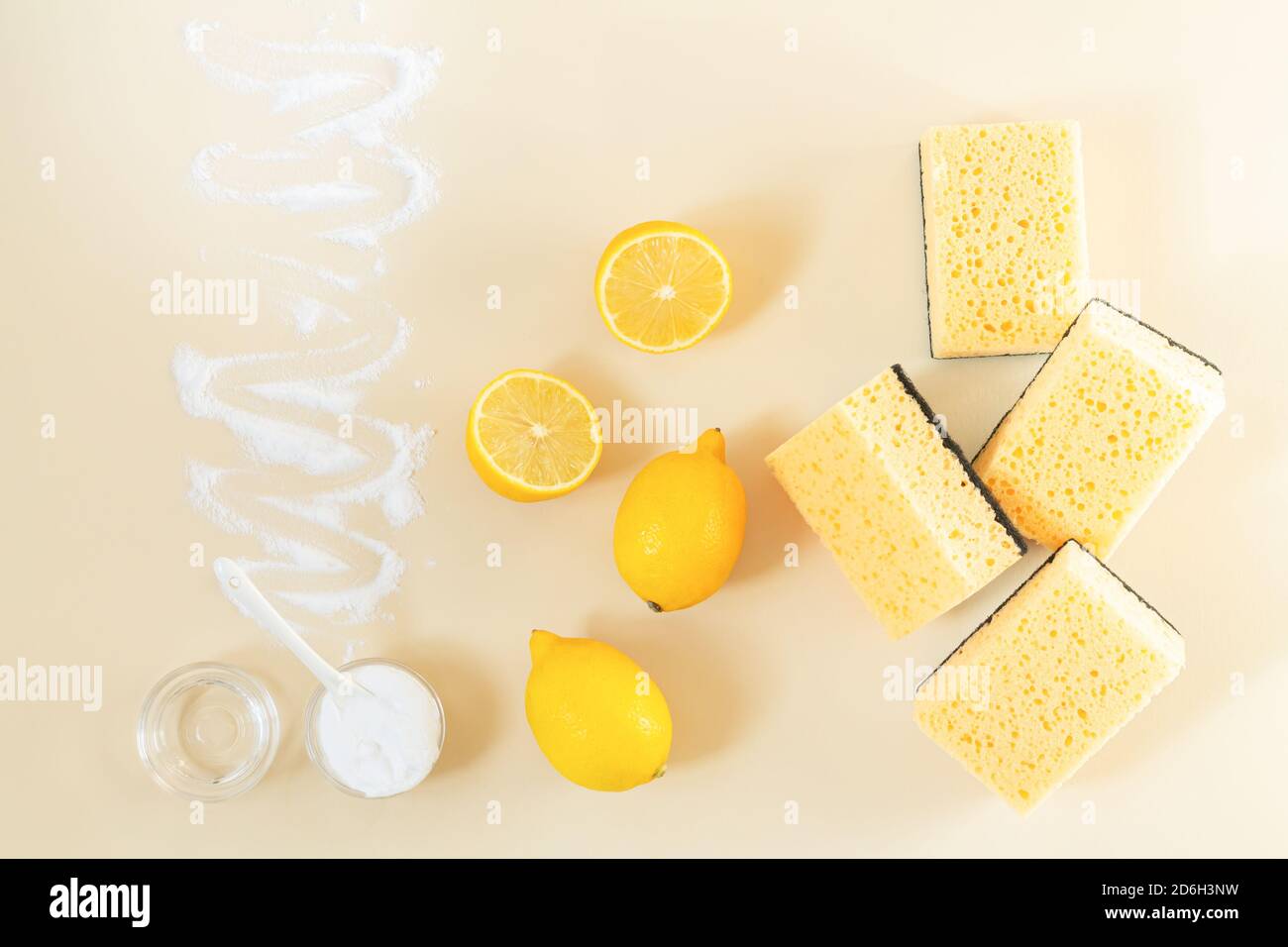 Détergents écologiques pour le nettoyage domestique. Citron frais, vinaigre, bicarbonate de soude Banque D'Images