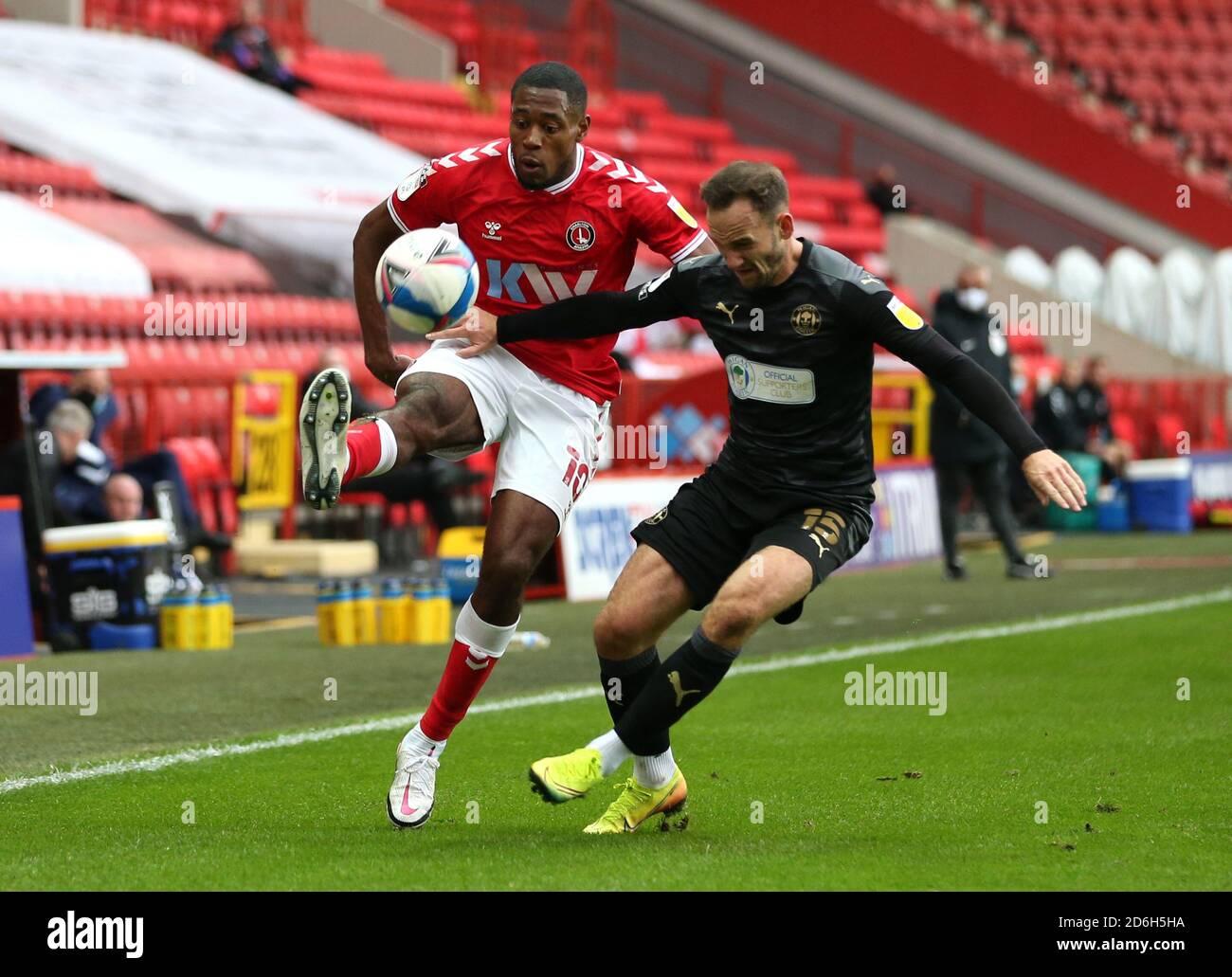 Chuks Aneke de Charlton Athletic (à gauche) et Dan Gardner de Wigan Atheltic se battent pour le ballon lors du match de la Sky Bet League One à la Valley, Londres. Banque D'Images