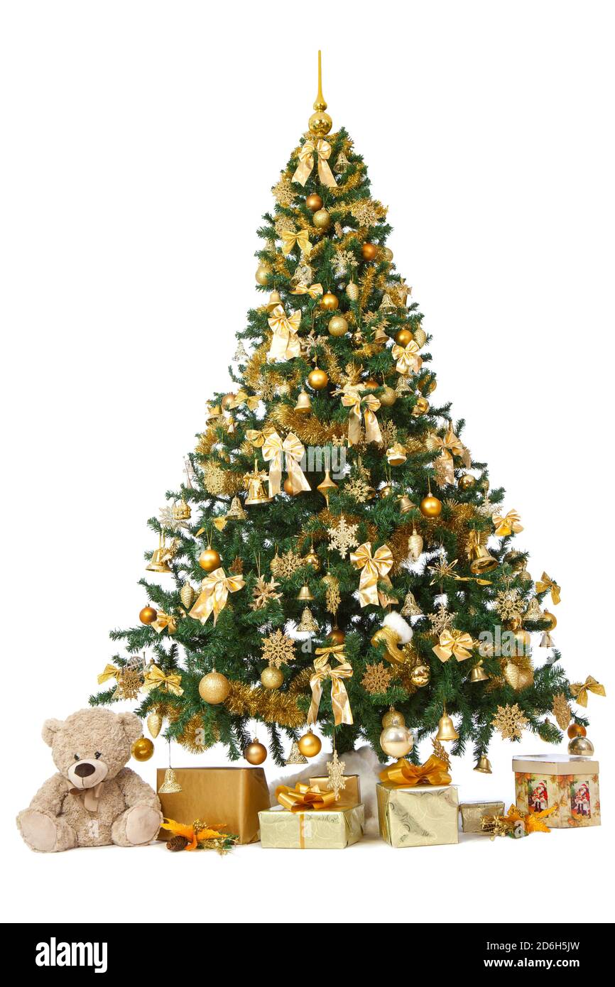 Arbre de noël richement décoré avec des ornements dorés isolés sur un fond blanc avec des cadeaux dorés et un ours en peluche.photo studio verticale. Banque D'Images