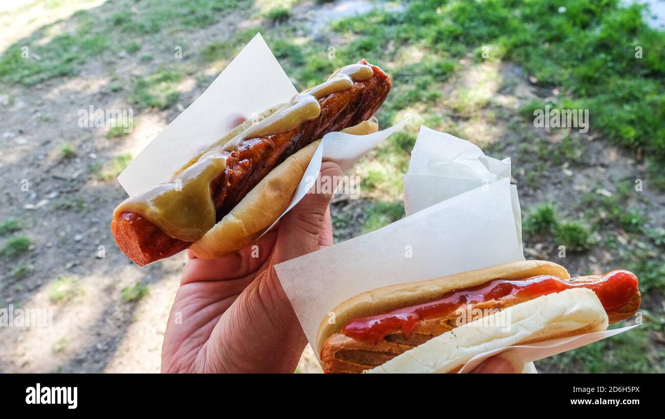 Main tenant le hot dog suédois, « korv med bröd » Banque D'Images