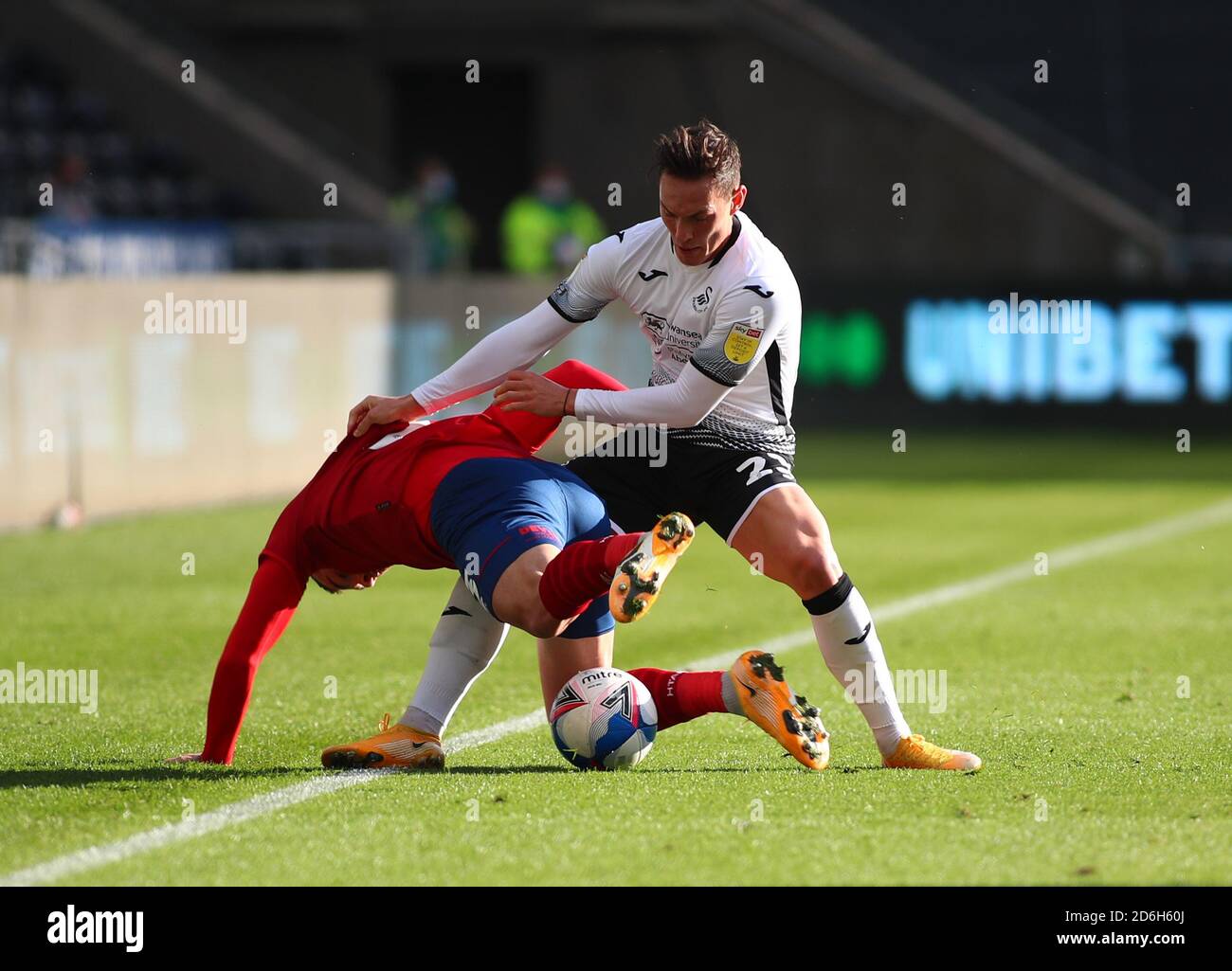 Liberty Stadium, Swansea, Glamorgan, Royaume-Uni. 17 octobre 2020. Championnat de football de la Ligue anglaise de football, Swansea City contre Huddersfield Town ; Harry Toffolo de Huddersfield Town est fouillé par Connor Roberts de Swansea City pendant la première moitié crédit: Action plus Sports/Alay Live News Banque D'Images