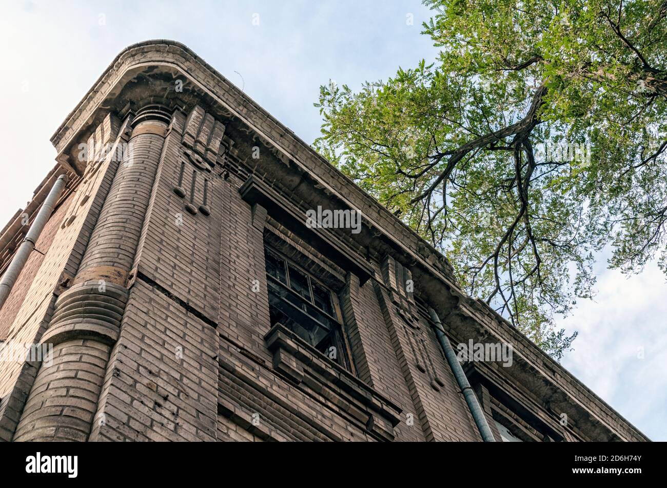 Ancienne maison abandonnée et arbre en Ukraine à Donetsk pendant la guerre Banque D'Images