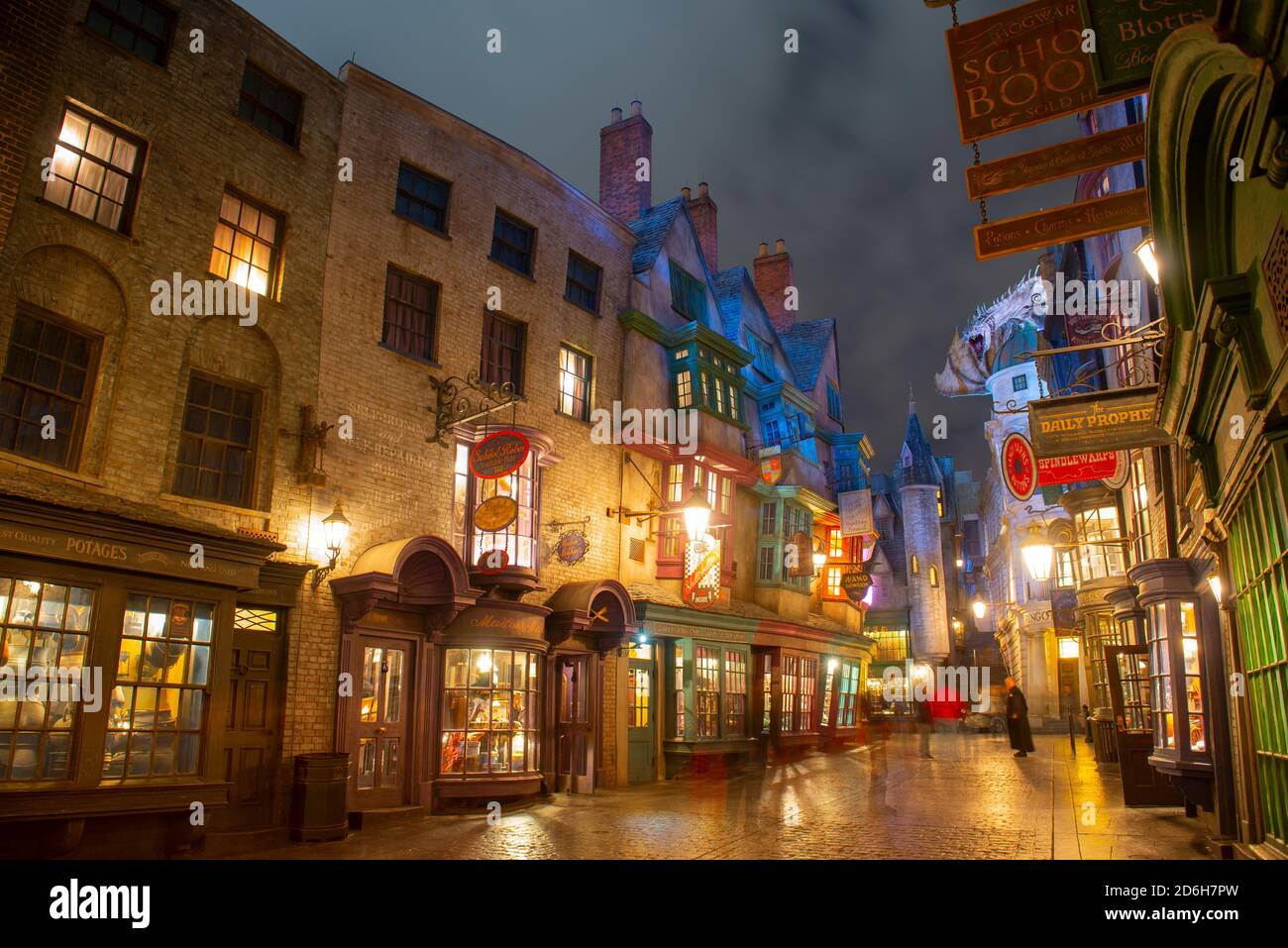 Diagon Alley la nuit dans le Wizarding World de Harry Potter à Universal Orlando, Floride, États-Unis. Banque D'Images