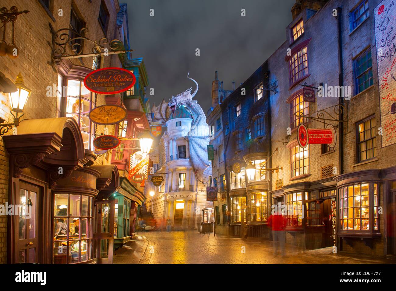 Diagon Alley la nuit dans le Wizarding World de Harry Potter à Universal Orlando, Floride, États-Unis. Banque D'Images