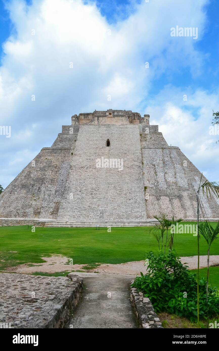 Pyramides mayas et diverses sculptures en pierre au site archéologique de Chichen Itza, l'un des endroits où la civilisation maya a été la plus développée. Banque D'Images