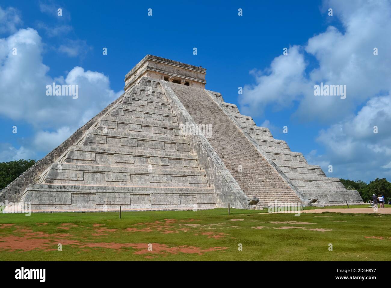Pyramides mayas et diverses sculptures en pierre au site archéologique de Chichen Itza, l'un des endroits où la civilisation maya a été la plus développée. Banque D'Images