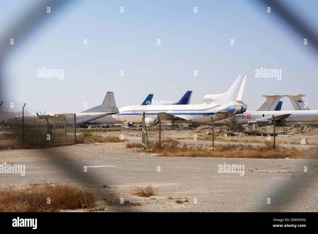 Ras AL KHAIMAH, ÉMIRATS ARABES UNIS - 09 NOVEMBRE 2017 : avion abandonné dans le désert à l'aéroport de Ras Al Khaima, tiré par une clôture Banque D'Images