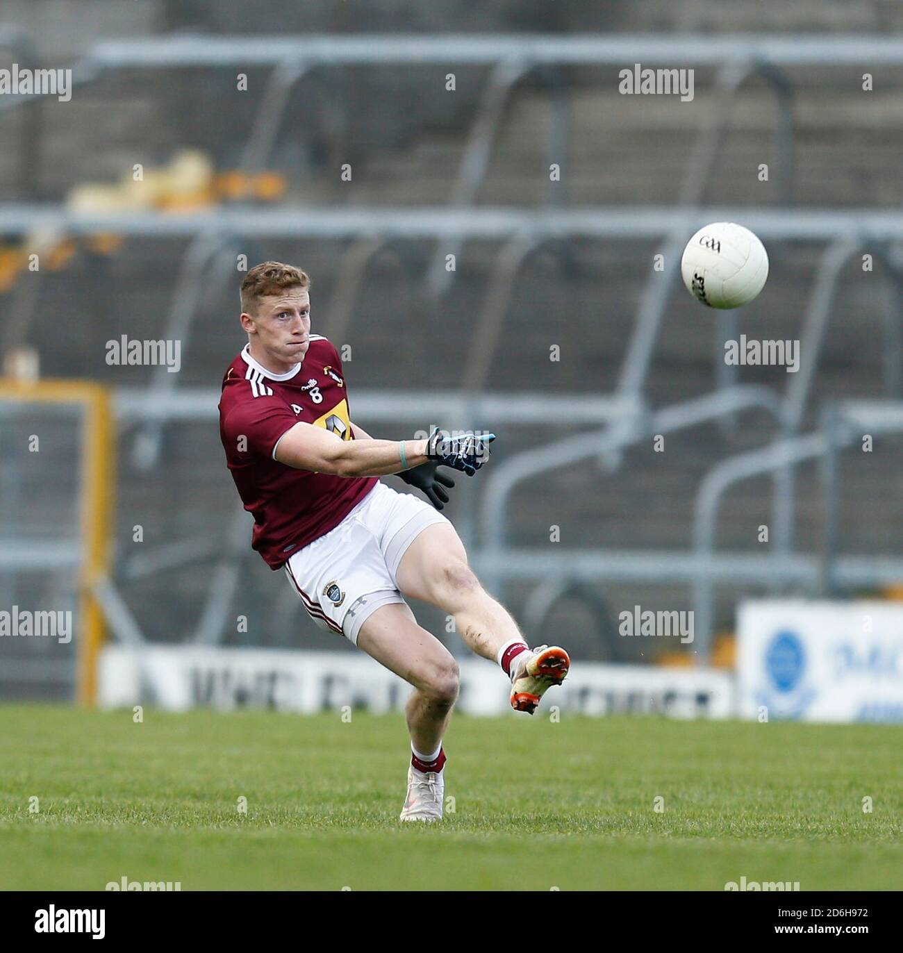 17 octobre 2020 ; TEG Cusack Park, Mullingar, Westmeath, Irlande ; Allianz football Division 2 Gaelic football, Westmeath versus Laois ; Ray Connellan joue le terrain de baseball pour Westmeath Banque D'Images