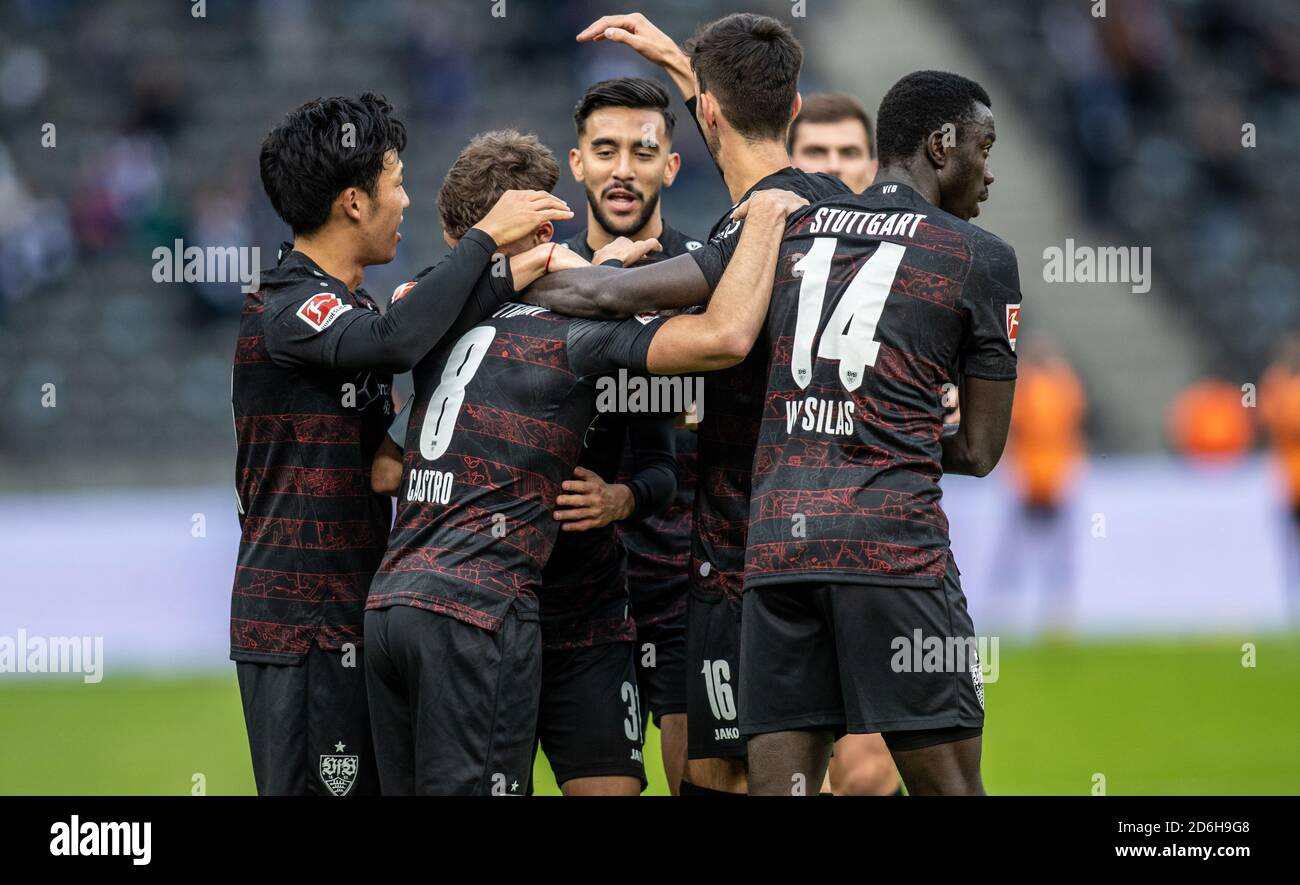 17 octobre 2020, Berlin: Football: Bundesliga, Hertha BSC - VfB Stuttgart, 4ème match, Stade Olympique. Gonzalo Castro de VfB Stuttgart (2e à partir de la gauche) applaudit après son but pour une victoire en 2-0 avec les coéquipiers Wataru Endo (à gauche), Atakan Karazor (2e à partir de la droite) et Silas Wamangituka (à droite). Photo: Andreas Gora/dpa - NOTE IMPORTANTE: Conformément aux règlements du DFL Deutsche Fußball Liga et du DFB Deutscher Fußball-Bund, il est interdit d'exploiter ou d'exploiter dans le stade et/ou à partir du jeu pris des photos sous forme d'images de séquence et/ou de séries de photos de type vidéo. Banque D'Images