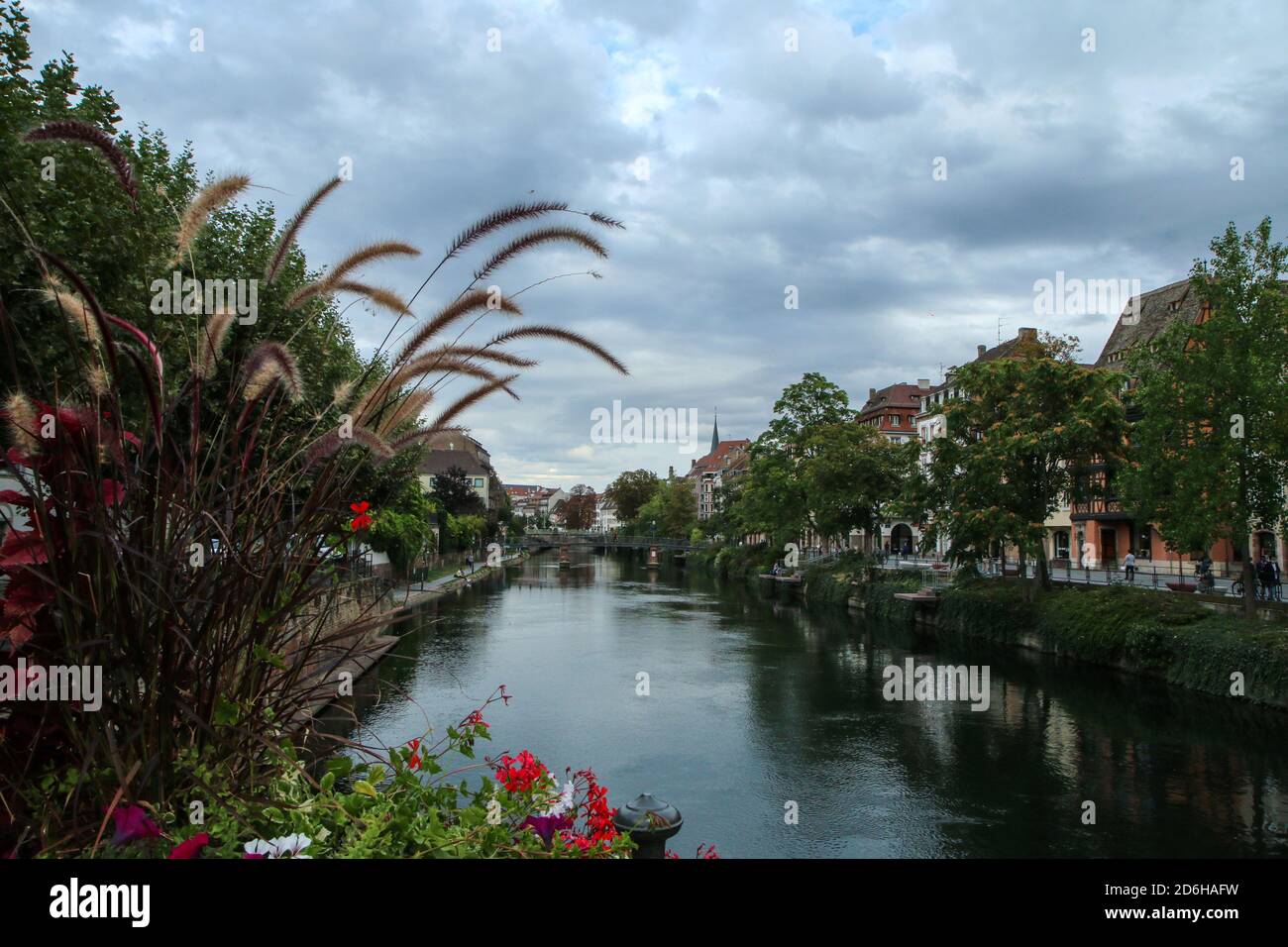 Le centre de la ville française de Strasbourg avec les canaux et la rivière et de nombreuses maisons historiques. Banque D'Images