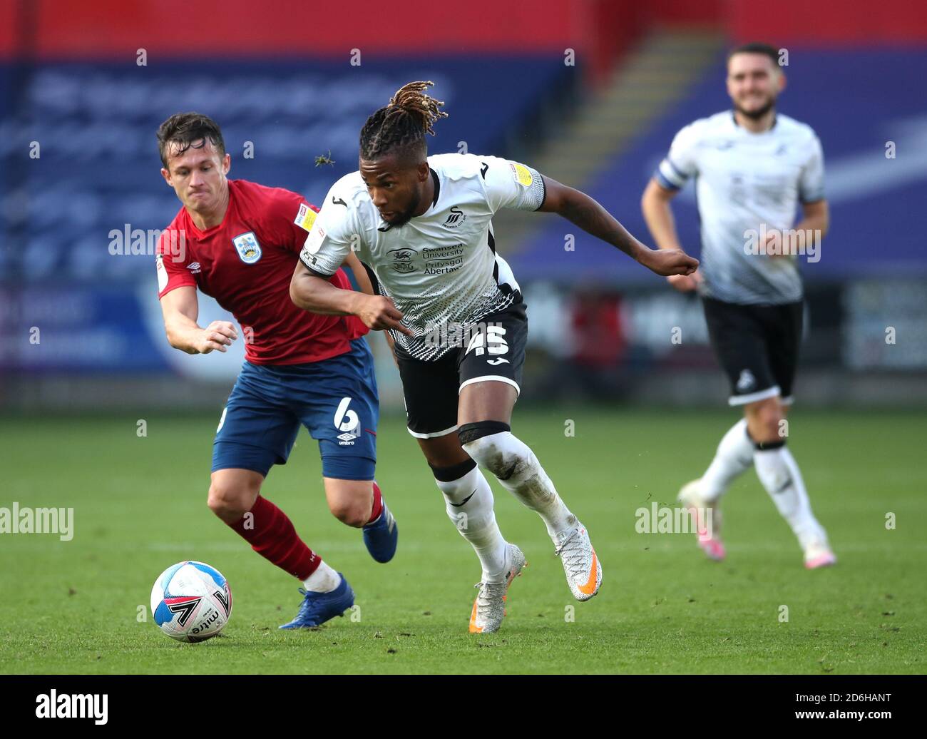 Jonathan Hogg (à gauche) de Huddersfield Town et Kasey Palmer de Swansea City se battent pour le ballon lors du match de championnat Sky Bet au Liberty Stadium, à Swansea. Banque D'Images