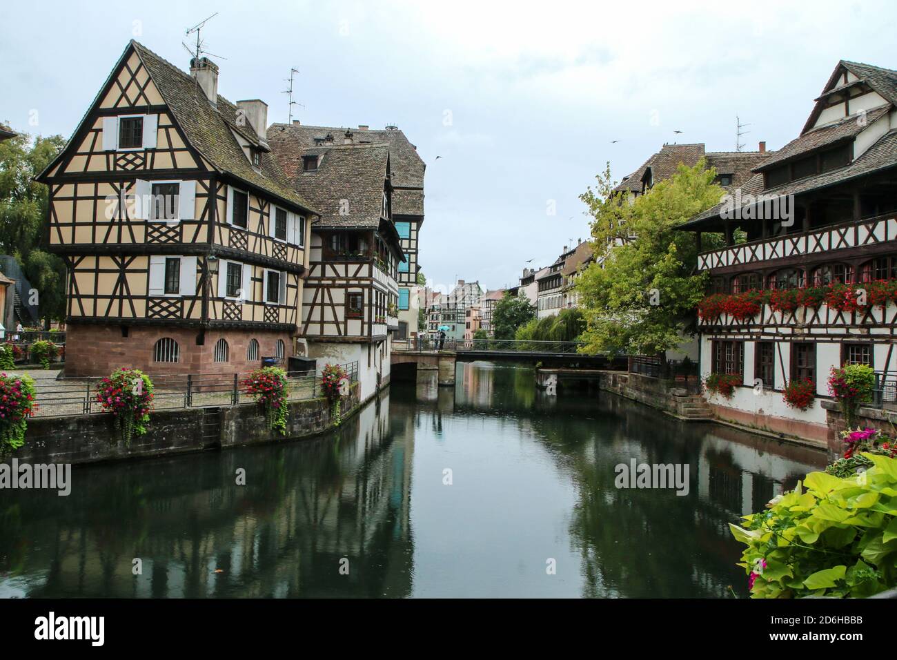 Le centre de la ville française de Strasbourg avec les canaux et la rivière et de nombreuses maisons historiques. Banque D'Images
