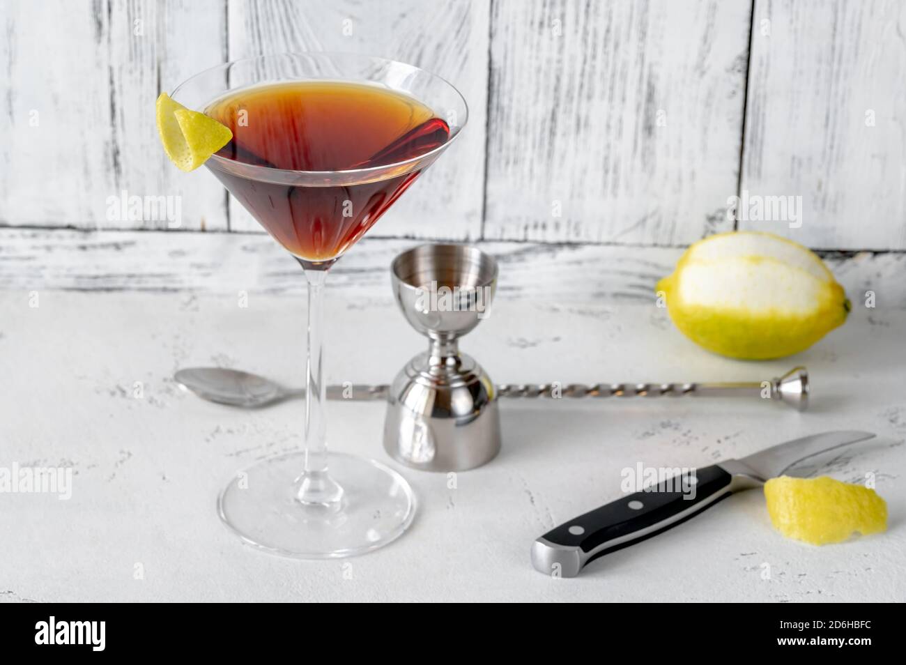 Verre de cocktail Martinez garni de zeste de citron Banque D'Images