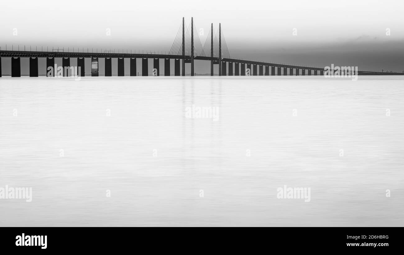 MALMO, SUÈDE - SEPTEMBRE 20 : le pont oresunds qui relie la Suède au Danemark au coucher du soleil. Banque D'Images