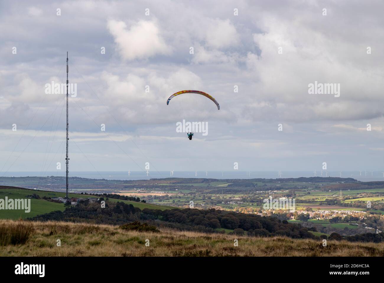 Parapente au-dessus de la chaîne de palourdes, au nord du pays de Galles Banque D'Images