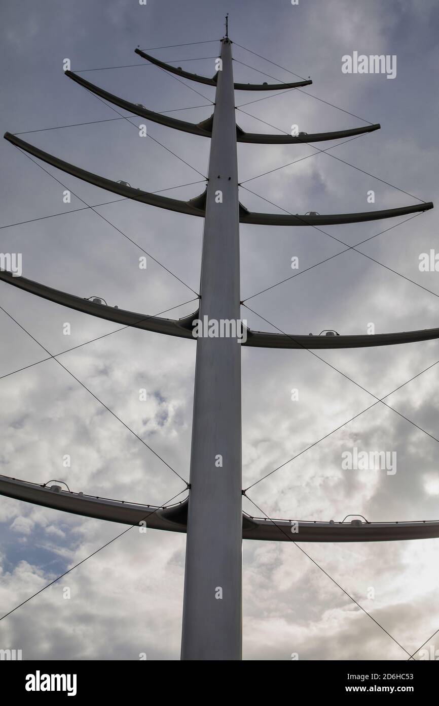 Mâts. Isolé. Ciel dans l'arrière-plan.les plus grands mâts de navires de voile qui utilisent la technologie DynaRig. Image de stock. Banque D'Images
