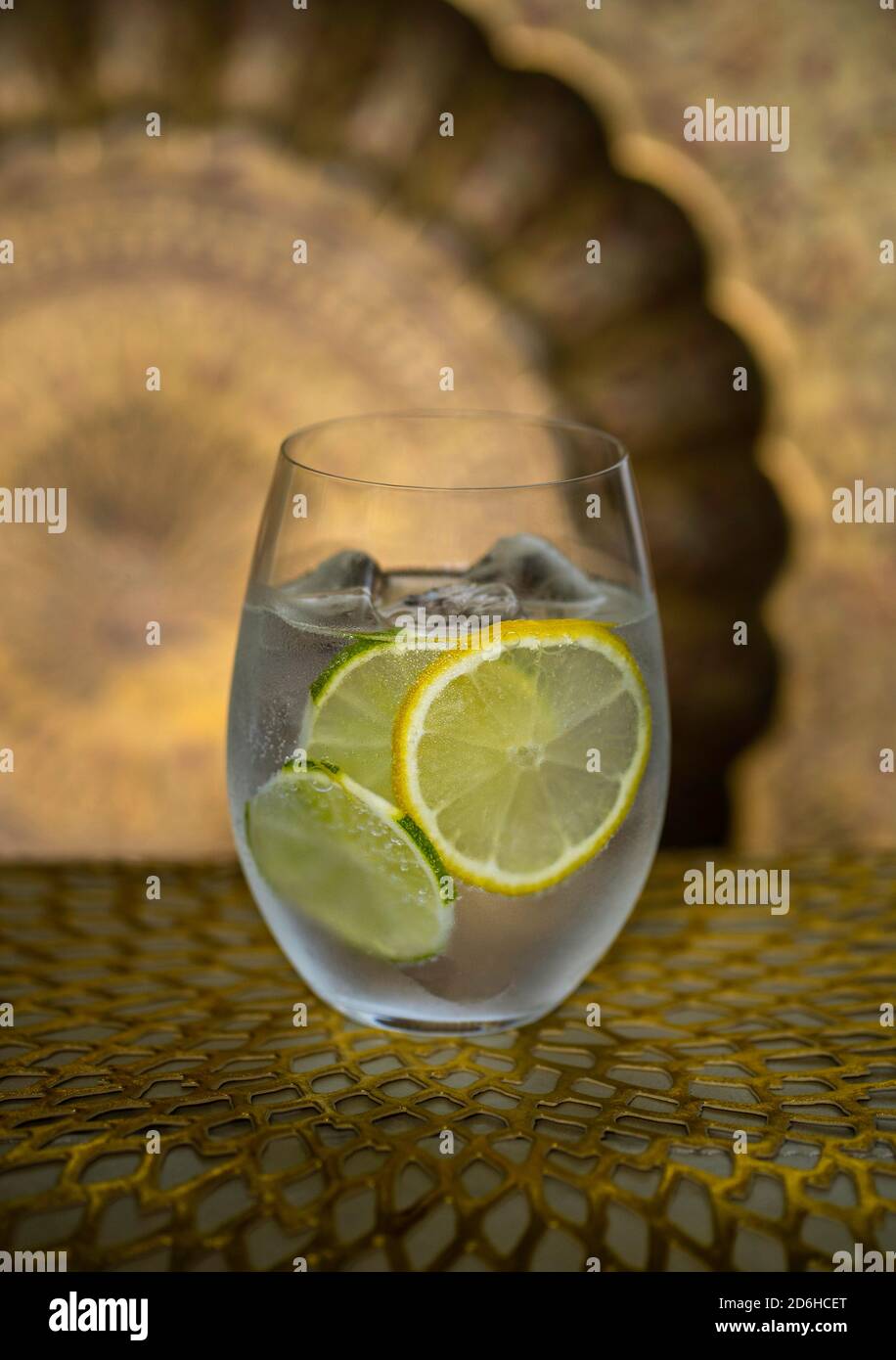 Gin et boisson tonique à l'intérieur avec glace, citron et citron vert Banque D'Images