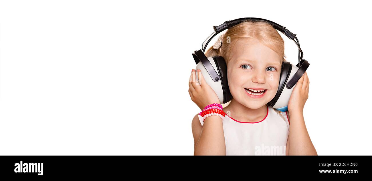 Une petite fille positive portant des écouteurs spéciaux obtenant un test auditif, un test auditif. Isolé sur fond blanc Banque D'Images