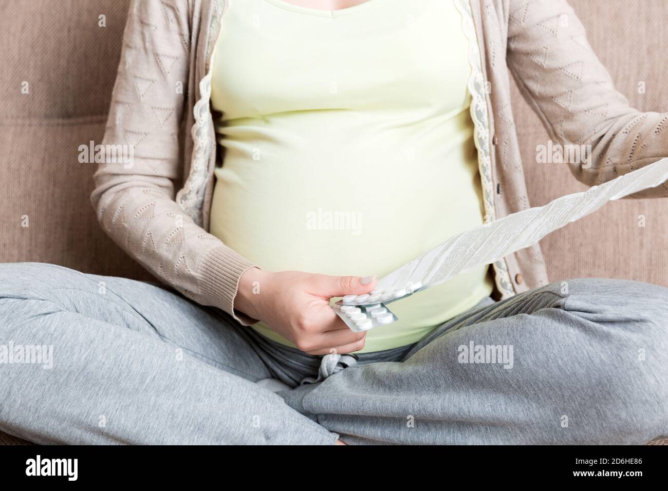 Femme enceinte lecture instructions pour les pilules prescrites, concept de soins de santé, médecine pendant la grossesse. Banque D'Images