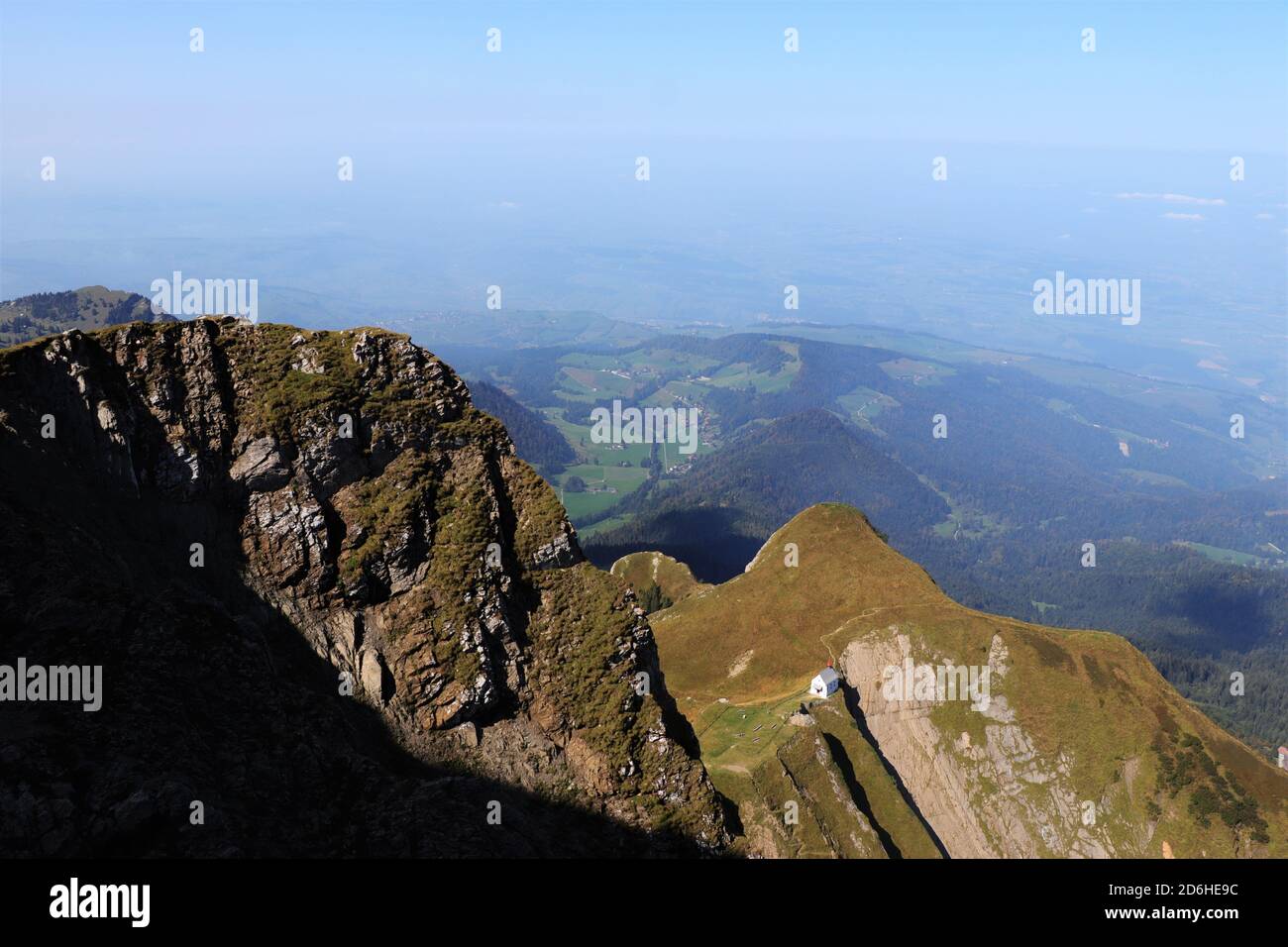 La vue de la chapelle Klimsenhorn depuis le sommet de la montagne Pilatus, Alpes suisses, Suisse Banque D'Images