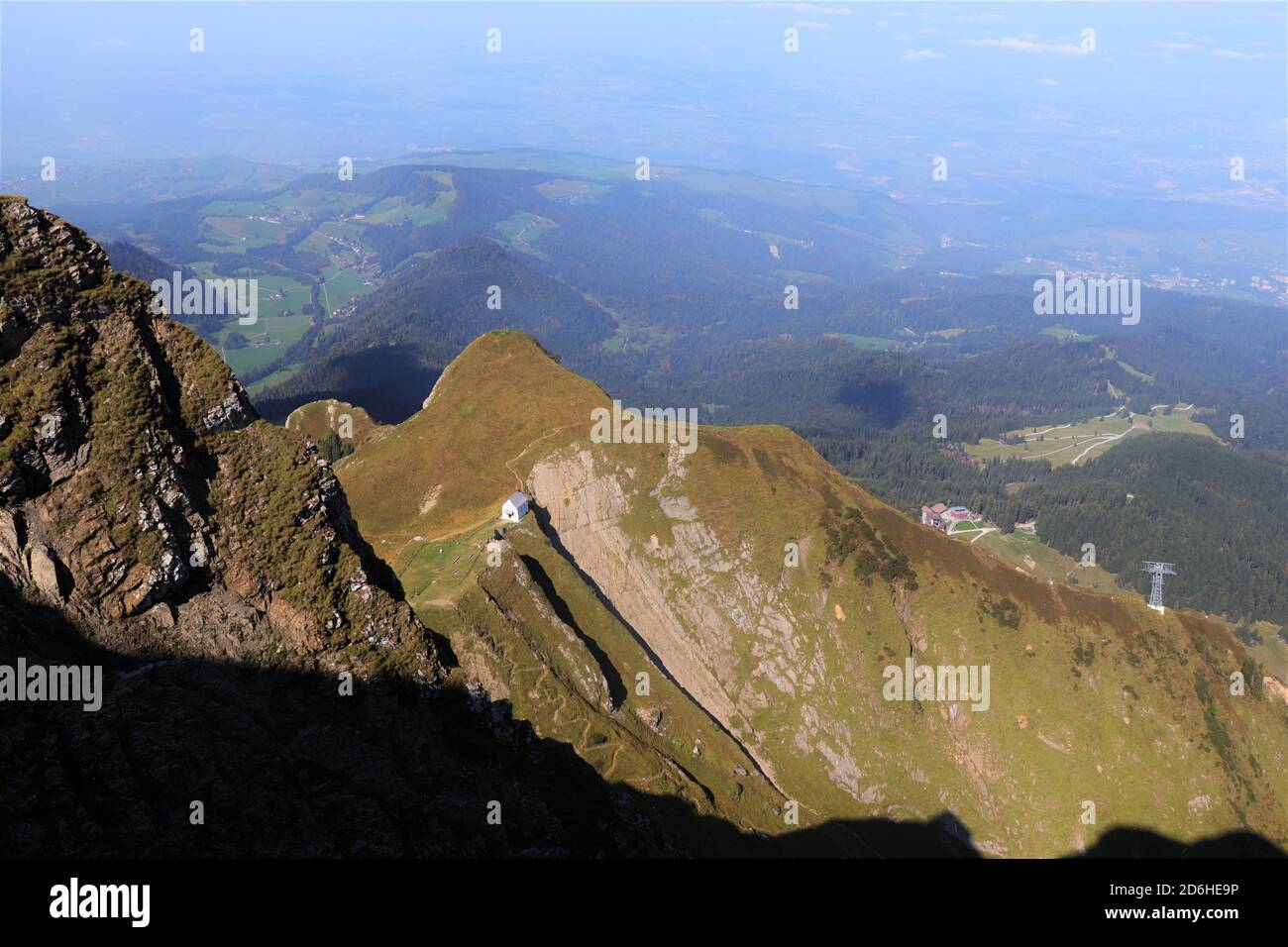 La vue de la chapelle Klimsenhorn depuis le sommet de la montagne Pilatus, Alpes suisses, Suisse Banque D'Images