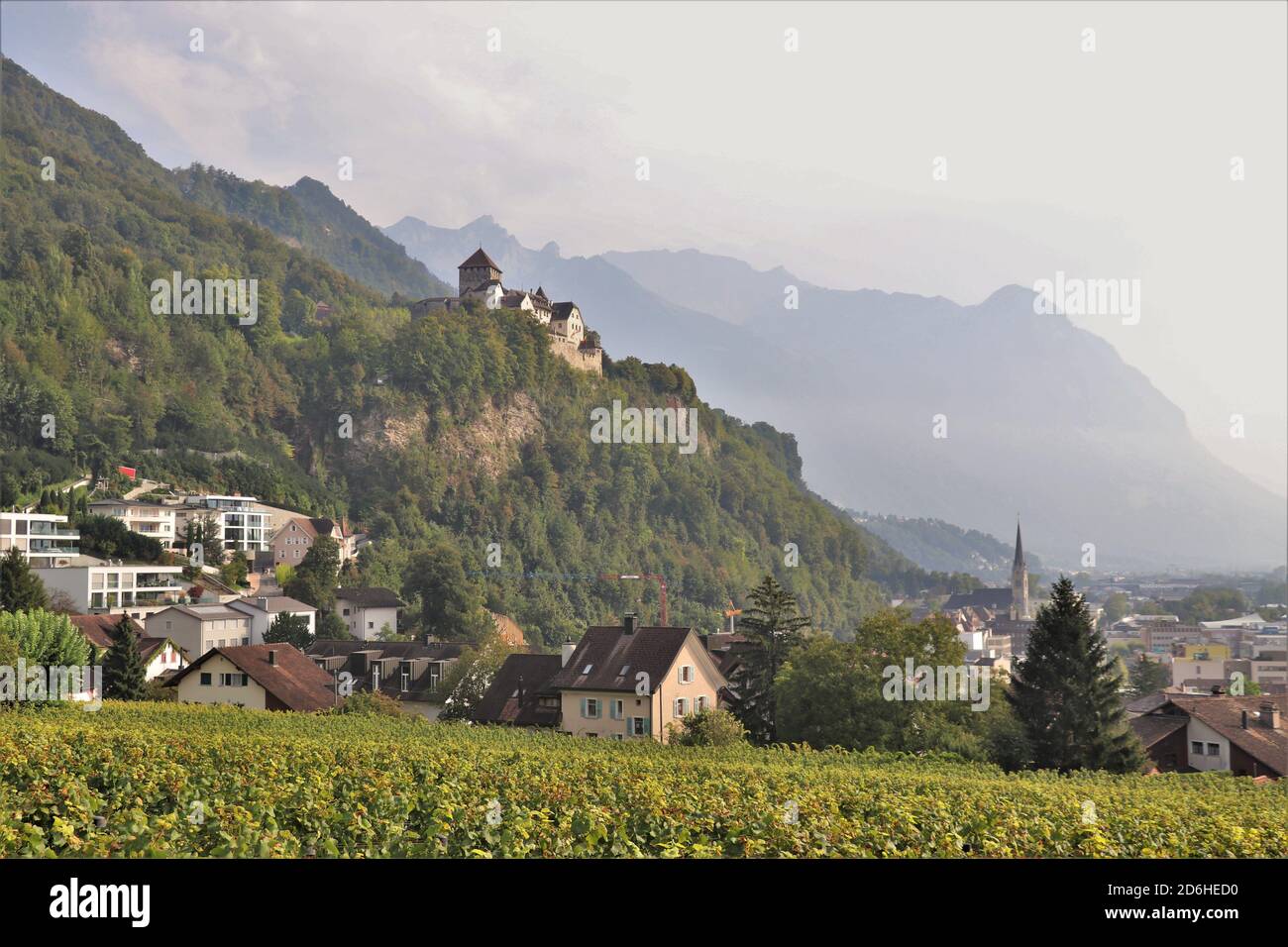 Le château de Vaduz et la résidence royale donnent sur Vaduz, au Liechtenstein Banque D'Images