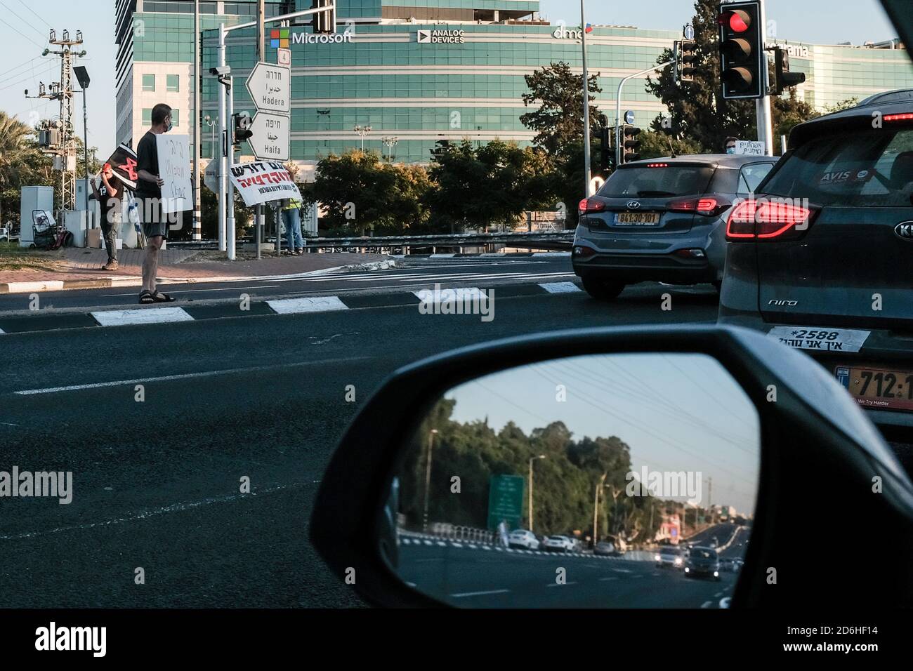 Raanana, Israël. 17 octobre 2020. Les militants anti-Netanyahou protestent contre la corruption du gouvernement sur les ponts et les intersections le long du trajet supposé de PM Netanyahou de sa résidence de fin de semaine à Césarée à Jérusalem et appellent Netanyahou à démissionner et à faire face à la justice pour des actes d'accusation de corruption, de fraude et de violation de confiance. Ils dénoncent en outre les tentatives alléguées d'un accusé criminel de manipuler la législation et d'abuser des mesures d'urgence du coronavirus pour "détourner" la démocratie pour des avantages politiques et personnels. Crédit : NIR Amon/Alamy Live News Banque D'Images