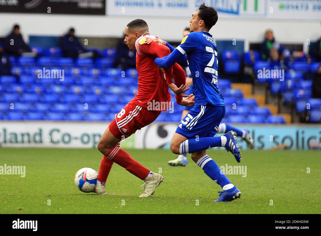 Ipswich, Royaume-Uni. 17 octobre 2020. Jon Russell d'Accrington Stanley (L) prend un coup de feu à l'objectif. EFL Skybet football League One Match, Ipswich Town v Accrrington Stanley au stade Portman Road à Ipswich, Suffolk, le samedi 17 octobre 2020. Cette image ne peut être utilisée qu'à des fins éditoriales. Utilisation éditoriale uniquement, licence requise pour une utilisation commerciale. Aucune utilisation dans les Paris, les jeux ou les publications d'un seul club/ligue/joueur. photo par Steffan Bowen/Andrew Orchard sports photographie/Alay Live news crédit: Andrew Orchard sports photographie/Alay Live News Banque D'Images