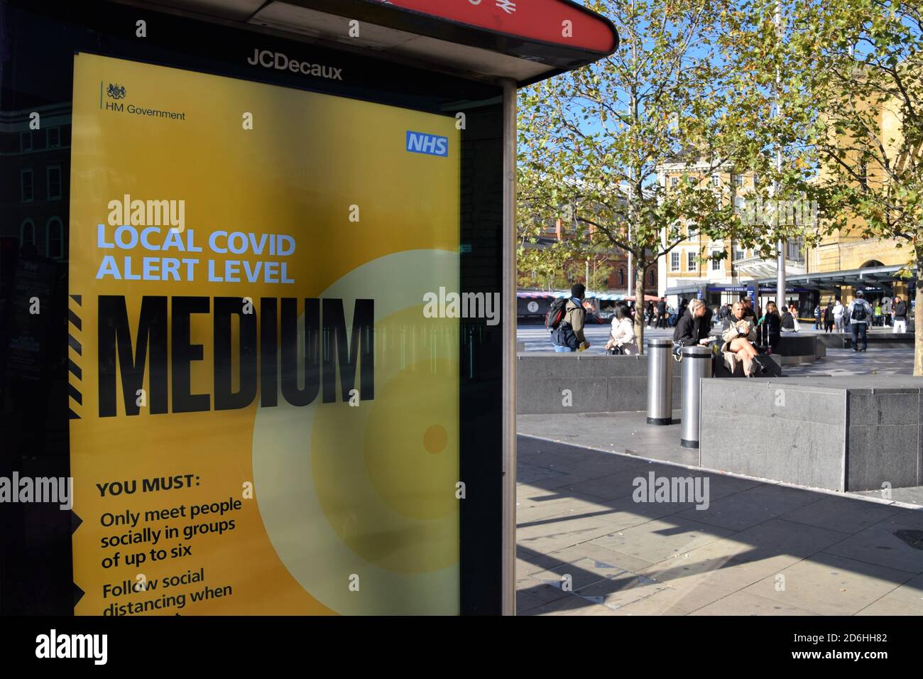 Local Covid Alert Level Medium panneau sur un arrêt de bus à Kings Cross, Londres. Le gouvernement britannique a introduit un nouveau système à trois niveaux avec des restrictions qui augmentent en fonction des niveaux dans chaque zone. Banque D'Images