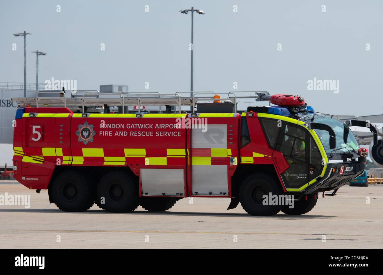 Un véhicule des services d'incendie et de sauvetage sur la piste de l'aéroport de Gatwick le 22 mai 2018 à Londres, en Angleterre. Banque D'Images